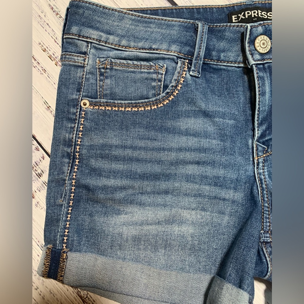 Express MIDI Low rise shorts. Cuffed. Size 6. - Picture 5 of 9